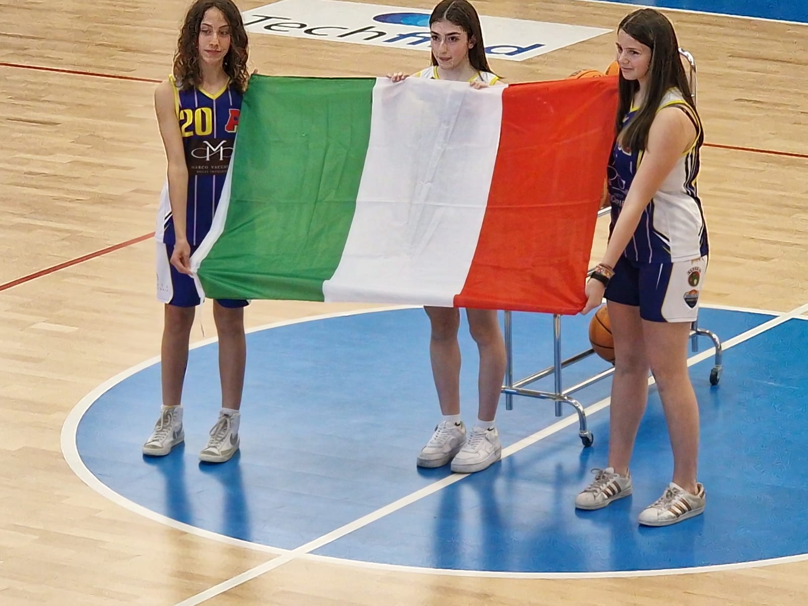 Under 14 femminile/eso: le ragazze al PalaEinaudi accompagnano Ragusa in campo nella partita di A1.