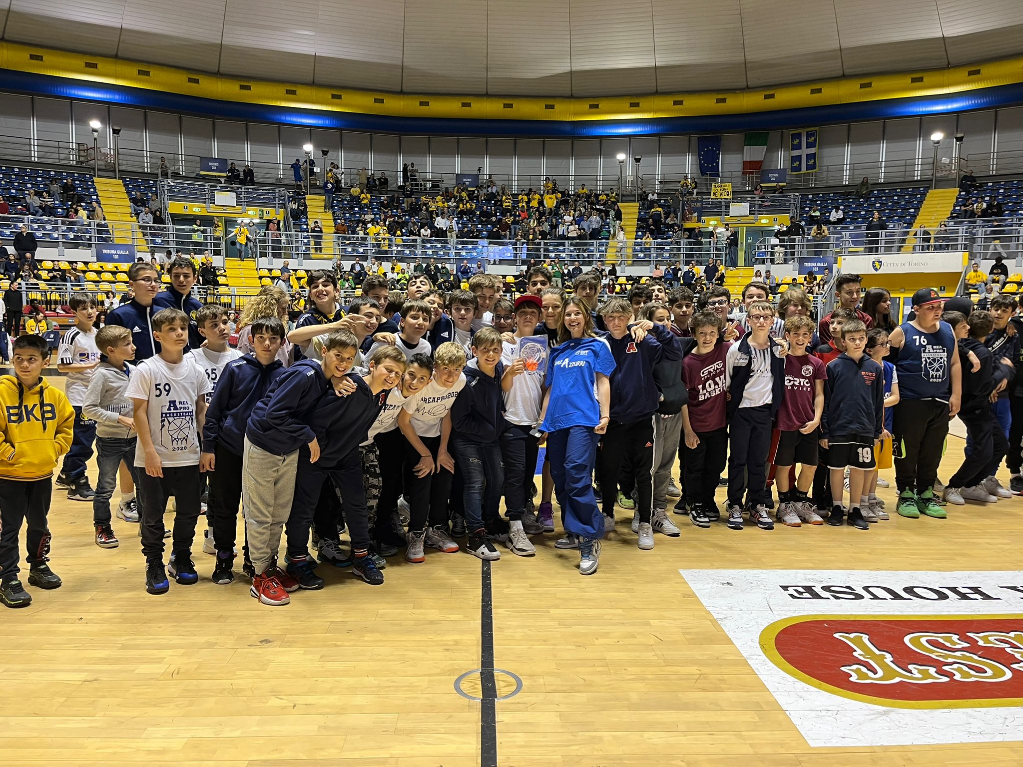Scuola di Tifo:AreaPro020 premiata durante partita Basket Torino-Urania Milano